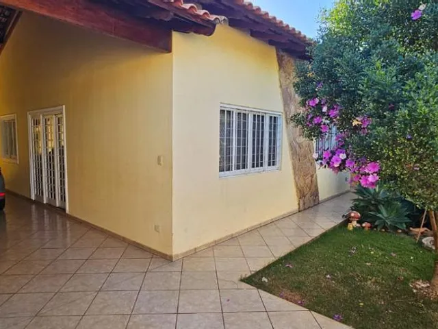 Casa com 172m² 3 quartos e 2 banheiros, à venda, no bairro Vila Casoni em Londrina
