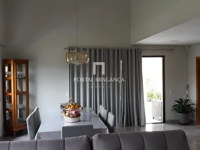 Casa com 342m² 4 quartos e 3 banheiros, à venda, no bairro Parque Imperador em Bragança Paulista