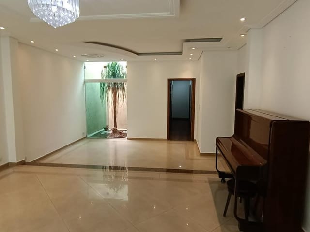 Foto do Casa - 🚀 Invista em Localização e Versatilidade! Casa Térrea de 200m² com Alto Potencial para Você! ✨ | Organização Imobiliária Açores