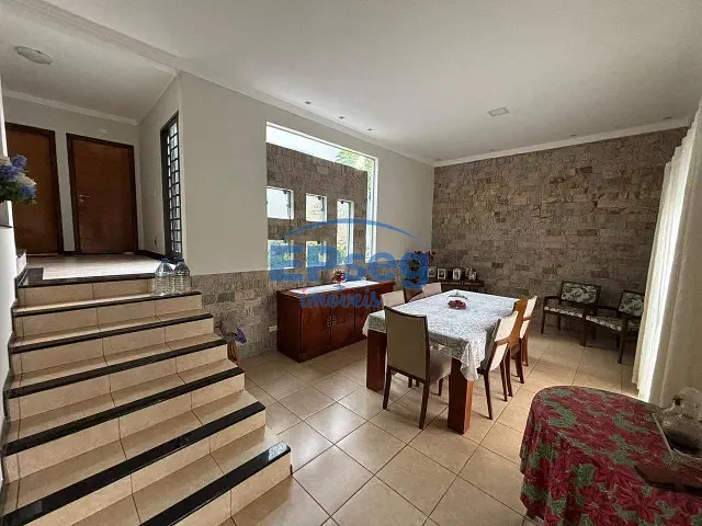 Casa com 427m² 4 quartos e 5 banheiros, à venda, no bairro Andrade em Londrina