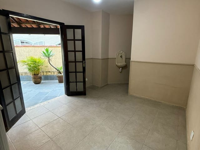 Casa com 840m² 3 quartos e 3 banheiros, à venda ou para alugar, no bairro Badu em Niterói