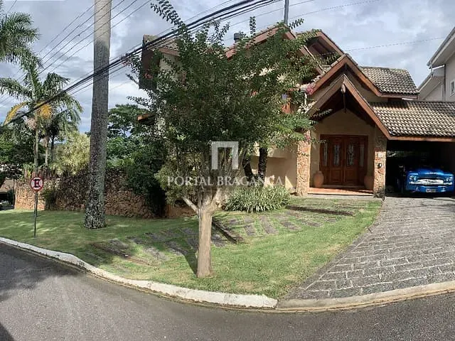 Casa com 1300m² 4 quartos e 8 banheiros, à venda, no bairro Condomínio Residencial Santa Helena em Bragança Paulista