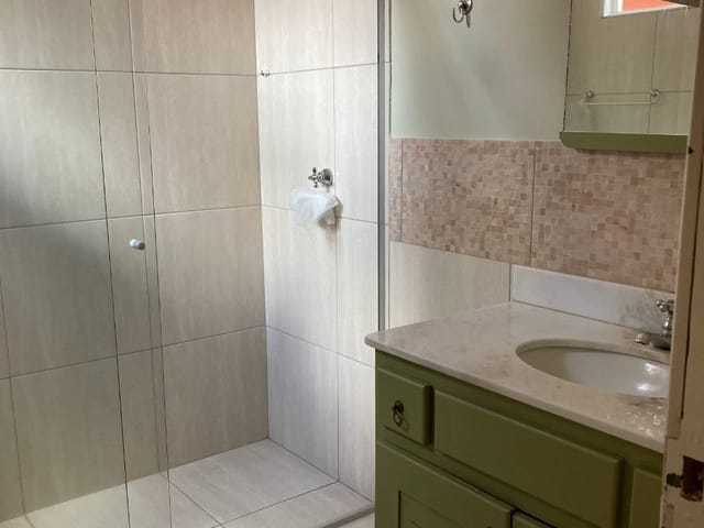 Foto do Casa - APARTAMENTO COM ENTRADA PRIVATIVA
POSSUI TRÉS DORMITÓRIOS SENDO UMA SUITE
SALA E COZINHA AMPLA 
QUINTAL PEQUENO, ÁREA DE LAVANDERIA, QUARTO E BANHEIRO EXTERNO.

PRÓXIMO DE SUPERMERCADOS, PADARIA, COMÉRCIOS E ESCOLAS. | Guaxupé Imóveis Ltda