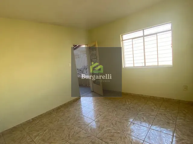 Casa 3 quartos e 1 banheiro, para alugar, no bairro Santa Efigênia em Lavras