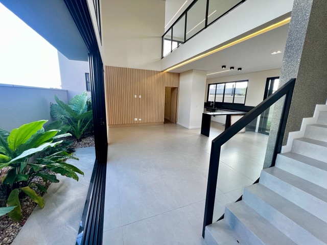 Casa com 242m² 3 quartos e 5 banheiros, à venda, no bairro Parque Tauá em Londrina