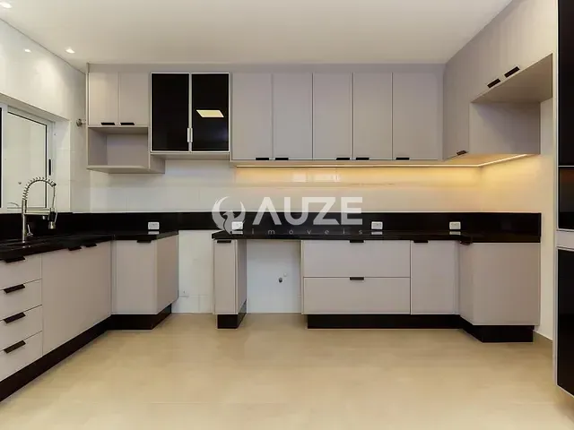 Casa com 210m² 3 quartos e 2 banheiros, à venda, no bairro Santa Cândida em Curitiba