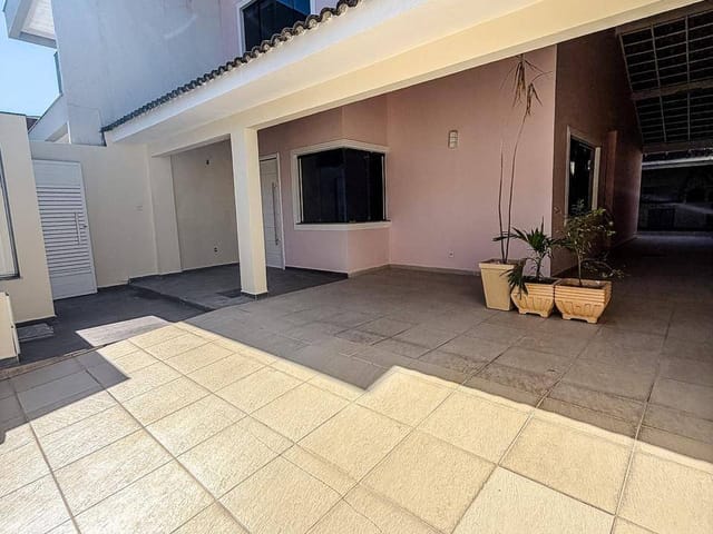 Casa com 150m² 3 quartos e 2 banheiros, à venda, no bairro Nova Macaé em Macaé
