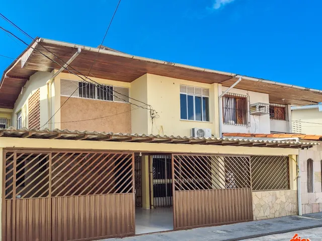 Casa 3 quartos e 4 banheiros, à venda, no bairro Batista Campos em Belém