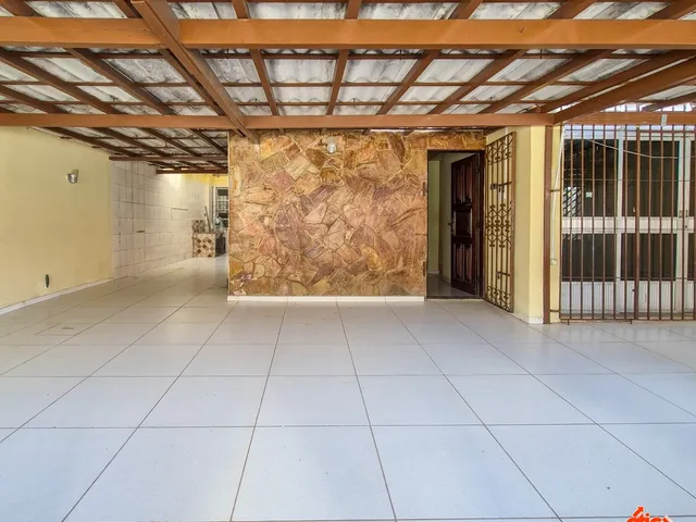 Casa 3 quartos e 4 banheiros, à venda, no bairro Batista Campos em Belém