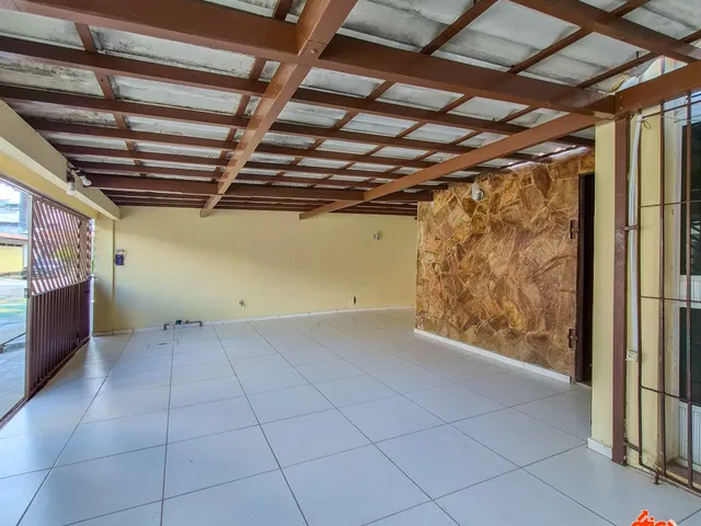 Casa 3 quartos e 4 banheiros, à venda, no bairro Batista Campos em Belém