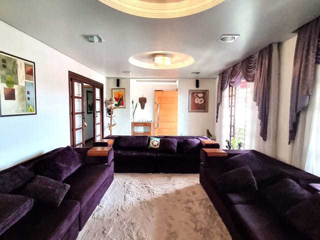 Casa com 495m² 3 quartos e 4 banheiros, à venda, no bairro Uvaranas em Ponta Grossa