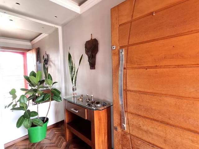 Casa com 495m² 3 quartos e 4 banheiros, à venda, no bairro Uvaranas em Ponta Grossa