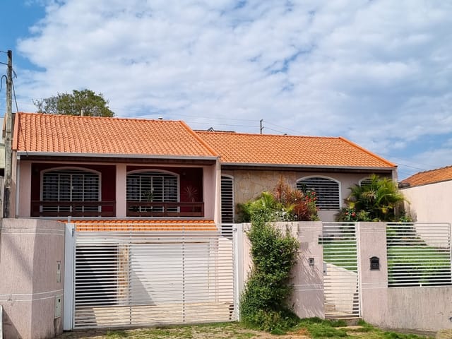Casa com 495m² 3 quartos e 4 banheiros, à venda, no bairro Uvaranas em Ponta Grossa