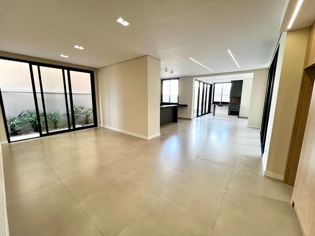 Casa com 253m² 4 quartos e 5 banheiros, à venda, no bairro Parque Tauá em Londrina