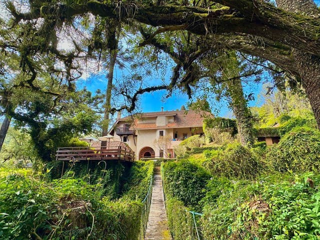 Casa com Lago, Ponte e Capela – Um Cenário Único.