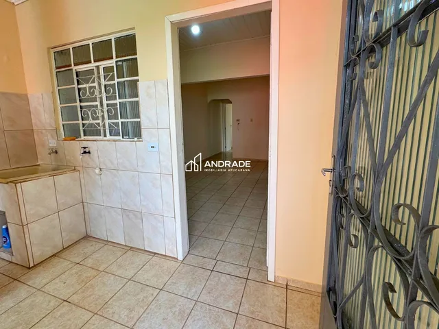 Casa 2 quartos e 1 banheiro, para alugar, no bairro Centro em Apucarana