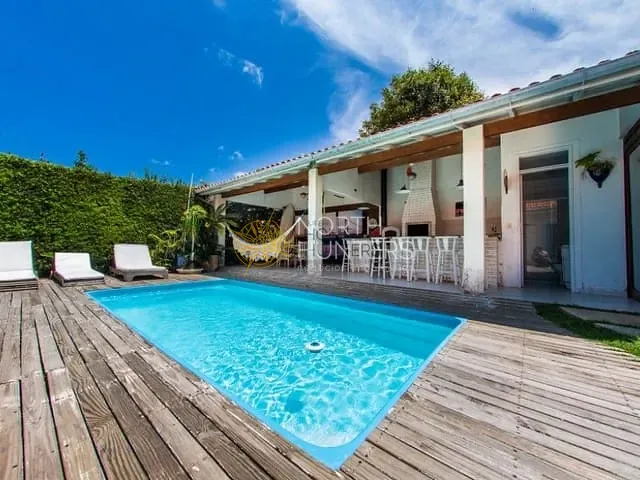 Casa com 300m² 4 quartos e 3 banheiros, para alugar, no bairro Jurerê Internacional em Florianópolis