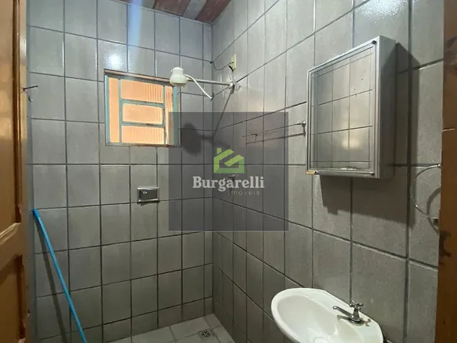 Casa 2 quartos e 2 banheiros, para alugar, no bairro Jardim São Carlos em Lavras