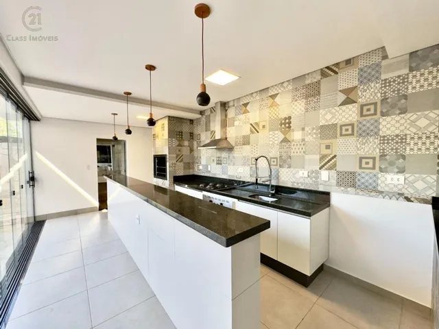 Casa com 325m² 3 quartos e 4 banheiros, à venda, no bairro Operária em Londrina