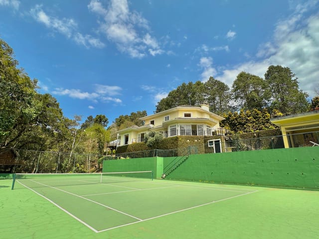 Mansão estilo clube de campo.