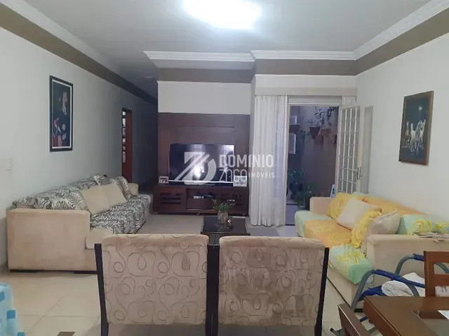 Casa com 300m² 3 quartos e 3 banheiros, à venda, no bairro Serra Dourada em Uberaba