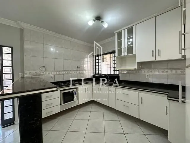 Casa com 300m² 4 quartos e 3 banheiros, à venda, no bairro Jardim Guanabara em Americana