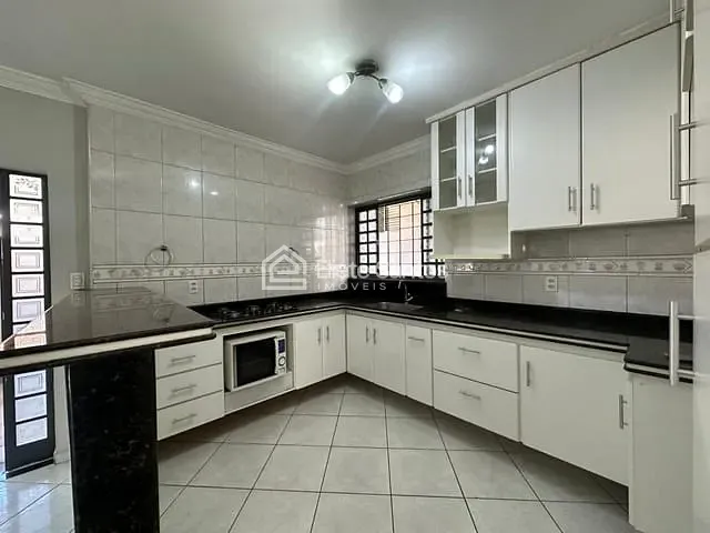Casa com 300m² 4 quartos e 3 banheiros, à venda, no bairro Jardim Guanabara em Americana
