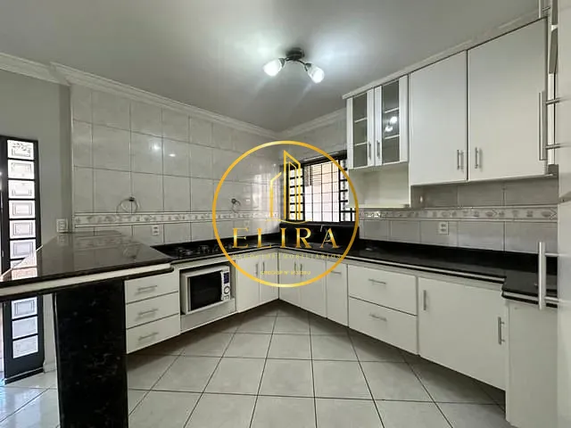 Casa com 300m² 4 quartos e 3 banheiros, à venda, no bairro Jardim Guanabara em Americana