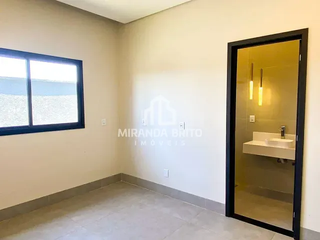 Casa 3 quartos e 4 banheiros, à venda, no bairro Loteamento Alphaville Residencial em Goiânia
