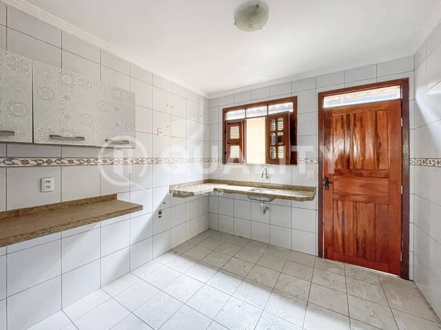 Casa 4 quartos e 4 banheiros, para alugar, no bairro Sapiranga-Coité em Fortaleza