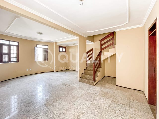 Casa 4 quartos e 4 banheiros, para alugar, no bairro Sapiranga-Coité em Fortaleza