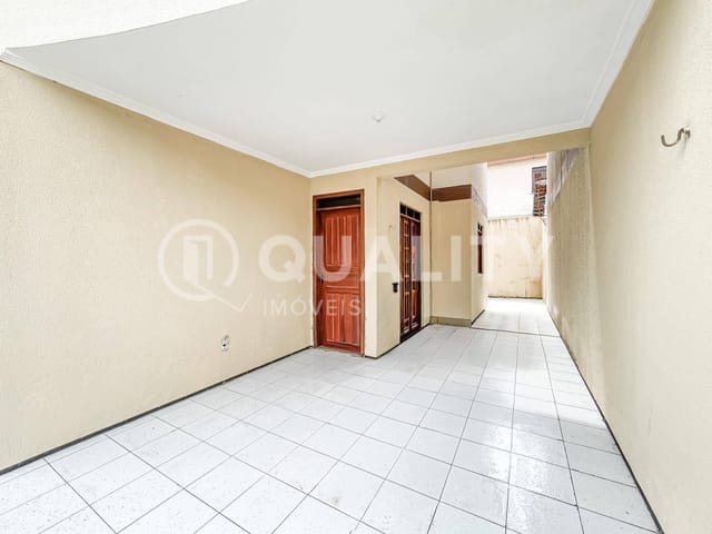Casa 4 quartos e 4 banheiros, para alugar, no bairro Sapiranga-Coité em Fortaleza