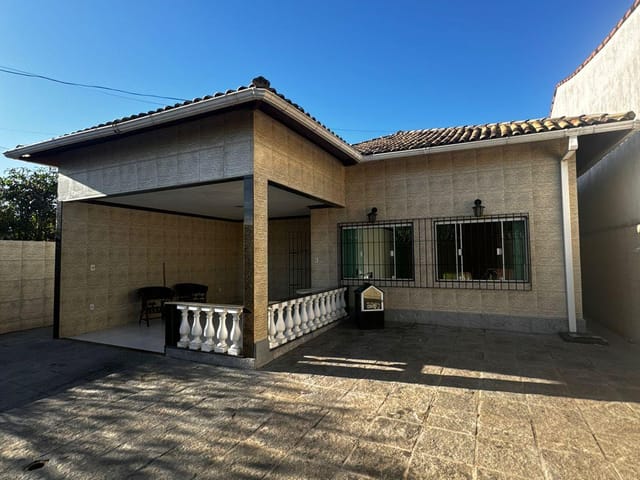 Casa com 360m² 3 quartos e 2 banheiros, à venda ou para alugar, no bairro Extensão do Bosque em Rio das Ostras