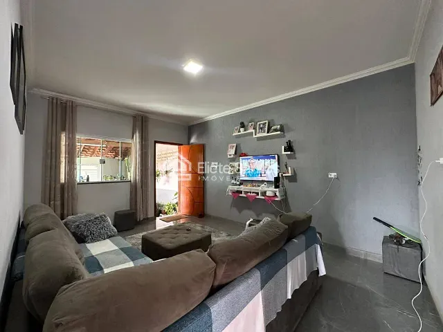 Casa com 300m² 4 quartos e 3 banheiros, à venda, no bairro Jardim Guanabara em Americana