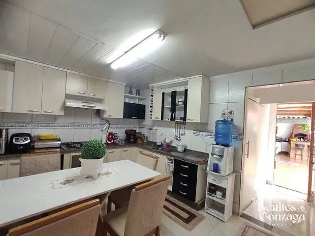 Casa com 300m² 4 quartos e 3 banheiros, à venda, no bairro Conjunto Habitacional Sol Nascente em Maringá