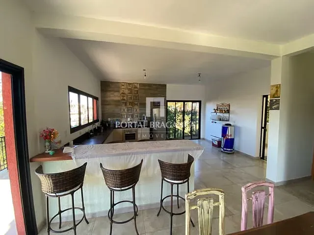 Casa 2 quartos e 4 banheiros, à venda, no bairro Serrinha em Bragança Paulista