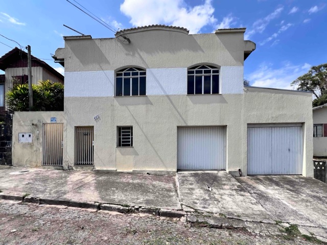 Locação - Casa com edícula, 3 quartos, 2 vagas, Churrasqueira, Quintal Amplo, Próximo ao Shopping Palladium, Uvaranas.