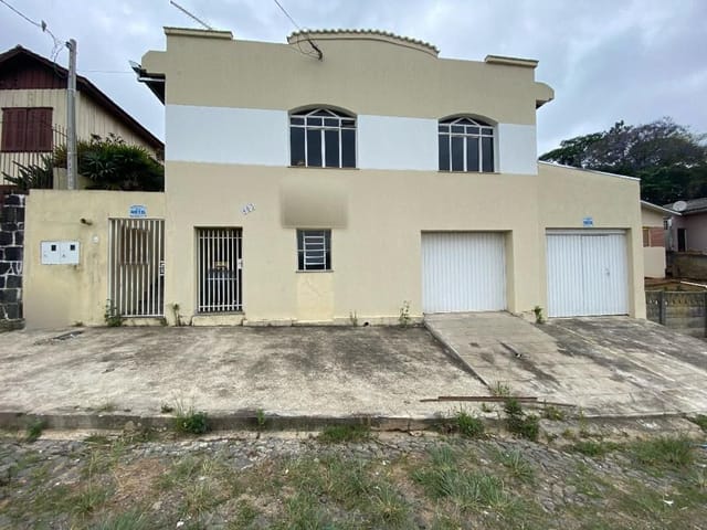 Locação - Casa com edícula, 3 quartos, 2 vagas, Churrasqueira, Quintal Amplo, Próximo ao Shopping Palladium, Uvaranas.