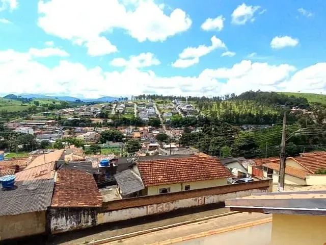 Casa com 200m² 3 quartos e 1 banheiro, à venda, no bairro Santa Efigênia em Piranguinho