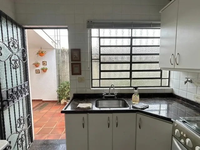 Casa com 360m² 3 quartos e 2 banheiros, para alugar, no bairro Jardim Vilas Boas em Londrina