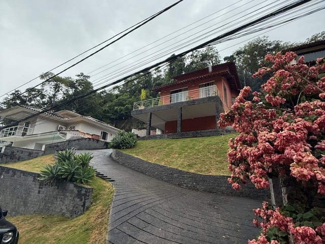 Casa com 750m² 4 quartos e 3 banheiros, à venda, no bairro Serra Grande em Niterói