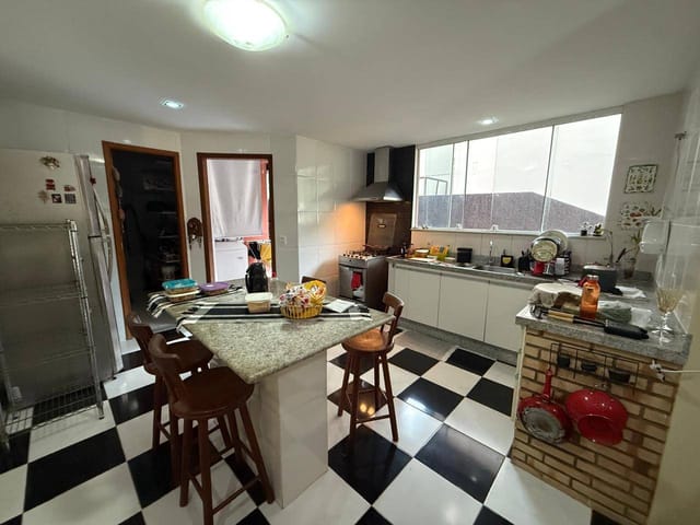 Casa com 750m² 4 quartos e 3 banheiros, à venda, no bairro Serra Grande em Niterói