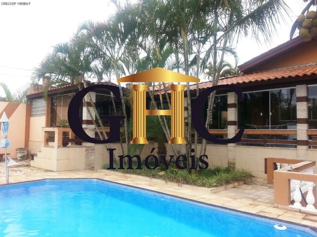 Foto do Casa - CASA À VENDA - CONDOMÍNIO TERRAS DE SÃO FRANCISCO.
Área Construída Acabada: 350 m²/ Área Construída Inacabada: 300 m² / Área Terreno: 1.250 m².

*** OPORTUNIDADE - ESTUDAMOS PROPOSTAS POR PERMUTAS ***

CASA
- 2 dormitórios, sendo 2 suítes e 1 com closet.
- Ampla sala com 3 ambientes (Visitas/ Estar/ Jantar).
- Cozinha americana com móveis planejados, granitos de alta qualidade e piso porcelanato.
- Lavabo social.
- Lavanderia.
- Amplo quintal gramado. 

LAZER PRIVATIVO
- Espaço Gourmet com Salão de Festas, Cozinha, Churrasqueira, Forno à lenha.
- Banheiro
- Piscina com grande área de sol.

CONDOMÍNIO
- Portaria 24 horas.
- Segurança armada com ronda 24 horas.
- Playground.
- Pista de Caminhada ao redor de lindos lagos.

LOCALIZAÇÃO
- À 5 minutos do Centro de Salto de Pirapora, Bancos, Mercados, Padarias, Escolas.
- À 5 minutos do Distrito Industrial, empresas como ADIMAX Magnus, ARYSTA e Celmar Móveis Planejados.
- À 15 minutos do Shopping Iguatemi Esplanada.
- À 20 minutos do Centro de Sorocaba.
- À 1 hora do Aeroporto Internacional de Viracopos - Campinas.
- À 1:20 horas de São Paulo e Campinas.

Não fique na dúvida.
Faça contato e venha conhecer o imóvel.

Compre com Segurança e Atendimento Exclusivo.
GHC Imóveis | GHC IMÓVEIS
