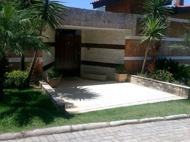 Foto do Casa - CASA À VENDA - CONDOMÍNIO TERRAS DE SÃO FRANCISCO.
Área Construída Acabada: 350 m²/ Área Construída Inacabada: 300 m² / Área Terreno: 1.250 m².

*** OPORTUNIDADE - ESTUDAMOS PROPOSTAS POR PERMUTAS ***

CASA
- 2 dormitórios, sendo 2 suítes e 1 com closet.
- Ampla sala com 3 ambientes (Visitas/ Estar/ Jantar).
- Cozinha americana com móveis planejados, granitos de alta qualidade e piso porcelanato.
- Lavabo social.
- Lavanderia.
- Amplo quintal gramado. 

LAZER PRIVATIVO
- Espaço Gourmet com Salão de Festas, Cozinha, Churrasqueira, Forno à lenha.
- Banheiro
- Piscina com grande área de sol.

CONDOMÍNIO
- Portaria 24 horas.
- Segurança armada com ronda 24 horas.
- Playground.
- Pista de Caminhada ao redor de lindos lagos.

LOCALIZAÇÃO
- À 5 minutos do Centro de Salto de Pirapora, Bancos, Mercados, Padarias, Escolas.
- À 5 minutos do Distrito Industrial, empresas como ADIMAX Magnus, ARYSTA e Celmar Móveis Planejados.
- À 15 minutos do Shopping Iguatemi Esplanada.
- À 20 minutos do Centro de Sorocaba.
- À 1 hora do Aeroporto Internacional de Viracopos - Campinas.
- À 1:20 horas de São Paulo e Campinas.

Não fique na dúvida.
Faça contato e venha conhecer o imóvel.

Compre com Segurança e Atendimento Exclusivo.
GHC Imóveis | GHC IMÓVEIS