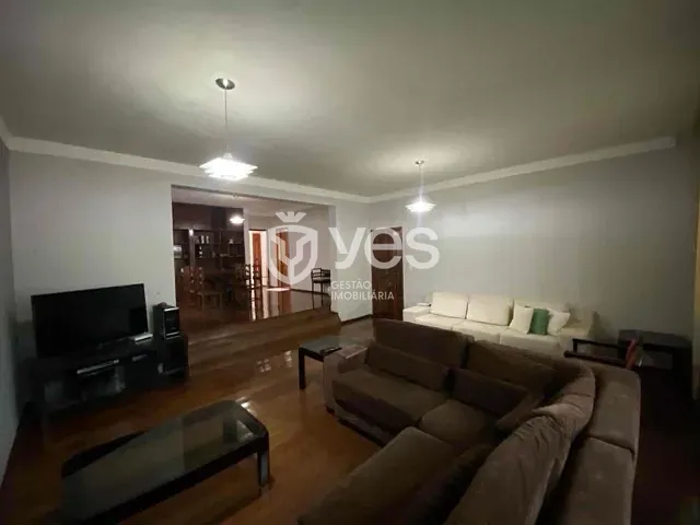 Casa com 432m² 4 quartos e 2 banheiros, à venda, no bairro Centro em Araxá