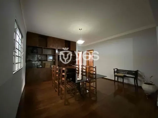 Casa com 432m² 4 quartos e 2 banheiros, à venda, no bairro Centro em Araxá