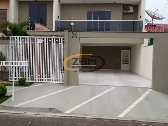 Sobrado com 258m² 4 quartos e 4 banheiros, à venda, no bairro São Pedro em Londrina