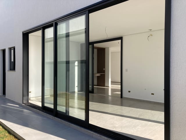 Casa com 340m² 4 quartos e 4 banheiros, à venda, no bairro Jardim São Pedro em Mogi das Cruzes