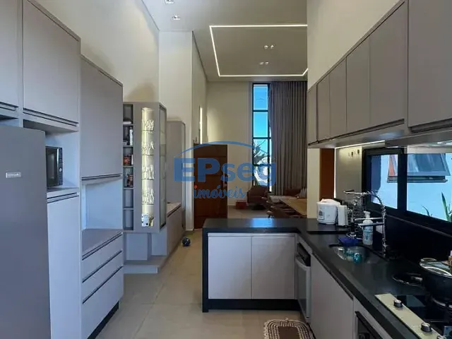 Casa com 250m² 3 quartos e 4 banheiros, à venda, no bairro Conjunto Habitacional Alexandre Urbanas em Londrina