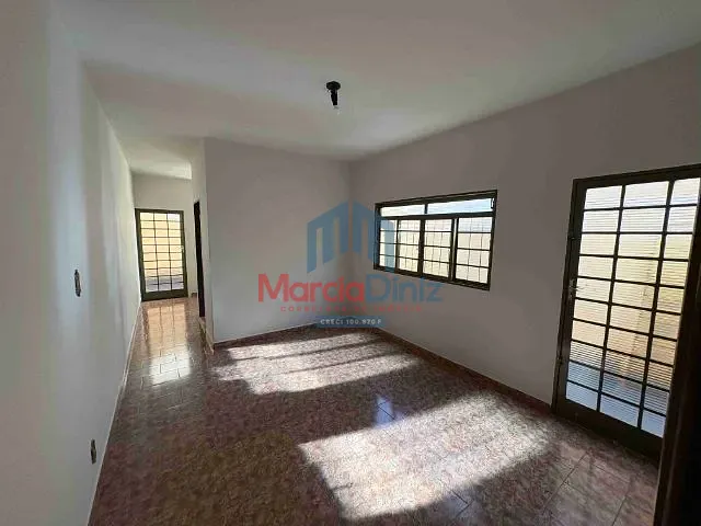 Casa com 250m² 3 quartos e 1 banheiro, à venda, no bairro Cidade Universitária em Ituverava